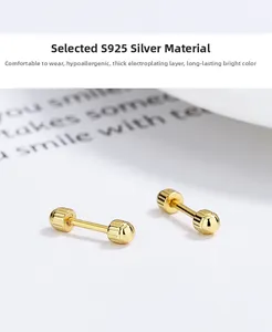 Détail des boucles d'oreilles en argent S925 avec une finition plaquée or de qualité