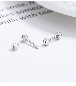 Macro du poinçon S925 sur boucle d'oreille en argent sterling avec perle texturée
