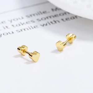 Boucles d'oreilles cœur double face minimalistes en argent doré sur fond blanc