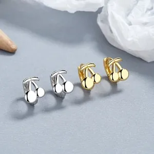 Détail des boucles d'oreilles cerises en argent 925 en finitions or et argent