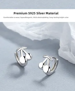 Détails des boucles d'oreilles cerises en argent S925 avec finition polie miroir