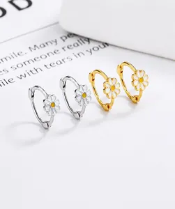 Detail von 925 Silber Gänseblümchen Creolen in Gold und Silber mit Emaille-Blütenblättern