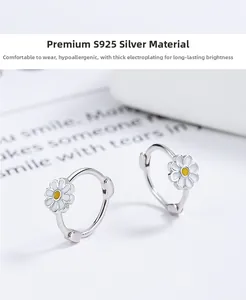 Detailansicht der S925 Sterling Silber Gänseblümchen Creolen mit gelber Emaille-Verzierung