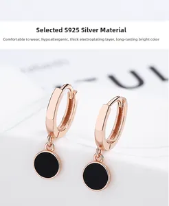 Makroaufnahme von S925 Silber Creolen in Roségold mit schwarzen Emaille-Anhängern