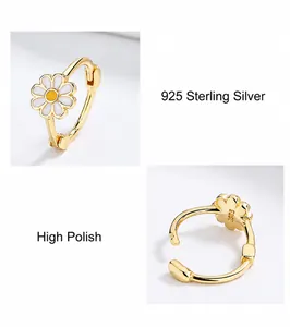 Detailansicht der S925 Sterlingsilber Gänseblümchen Ohrringe mit polierter Goldoberfläche
