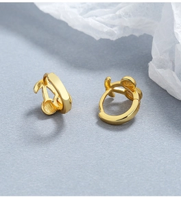 Détail de boucles d'oreilles cerises en argent 925 doré avec finitions polies