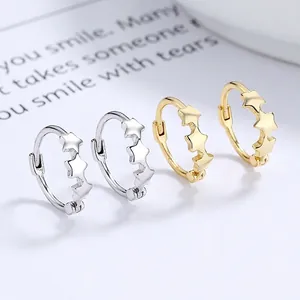 925 Sterling Silber Stern Creolen in Gold und Silber auf weißem Hintergrund