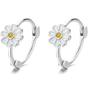 925 Sterling Silber Gänseblümchen Creolen mit weißen Emaille-Blütenblättern auf weißem Grund