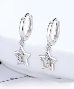 Dettaglio di orecchini a cerchio in argento 925 con stelle pendenti e zirconi