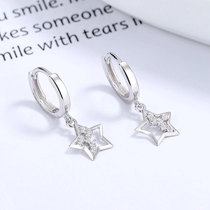 Orecchini a cerchio in argento 925 con pendenti a stella e zirconi scintillanti