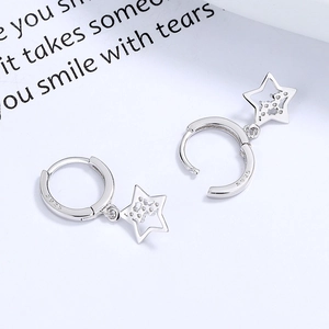 Orecchini a cerchio con stella traforata in argento sterling S925 su sfondo bianco pulito