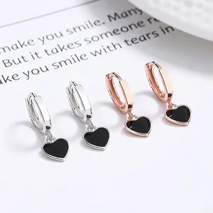 Orecchini a cuore in argento 925 e oro rosa con smalto nero dallo stile minimalista