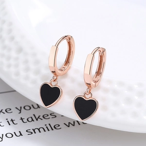 Boucles d'oreilles cœur en argent 925 finition or rose avec breloques en émail noir