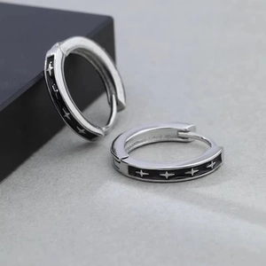 Pendientes de Aro de Con Esmalte Negro Estrella de Cuatro Puntas Punk Geométricos Huggie para Hombres Mujeres Joyería