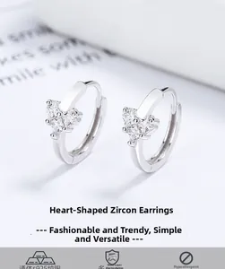 Détail macro de boucles d'oreilles en argent 925 avec zircon en forme de coeur