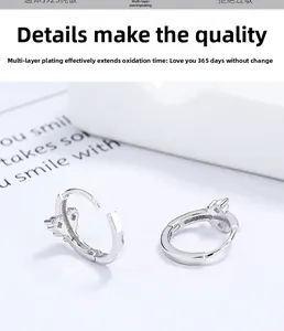 Vue macro de créoles en argent sterling S925 avec zircons et finition polie brillante