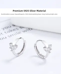 Vue macro des créoles en argent sterling 925 avec zircons en étoile et finition polie