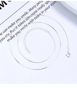 Detailaufnahme der S925 Sterlingsilber Schlangenkette mit Punzierung und Federringverschluss