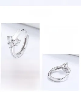 Détail du zircon en forme de cœur serti sur des créoles en argent sterling 925
