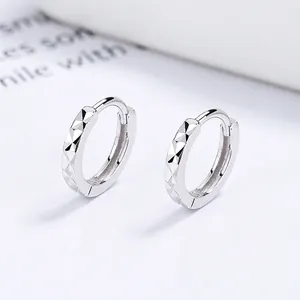 Créoles en argent sterling S925 poli avec des motifs géométriques à facettes diamant
