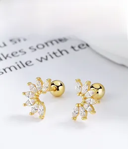 Détail de boucles d'oreilles pétales en argent doré avec zircons et fermoir à vis
