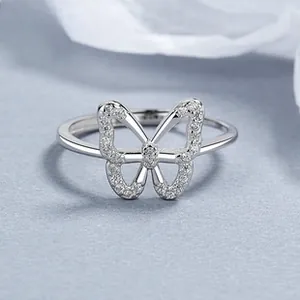Makroaufnahme: 925er Silber Schmetterling Ring mit schimmernden Zirkonia Mikropave Besatz