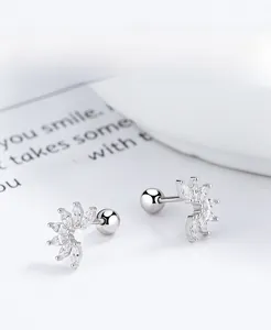 Détail macro de boucles d'oreilles en argent S925 avec zircons marquises et fermoir à vis