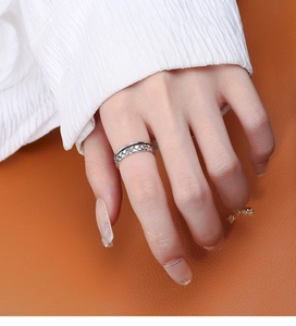 Close-up of retro 925 sterling silver twisted double-layer ring worn on finger