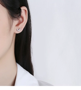 Détail de boucles d'oreilles en argent 925 avec zircons marquises portées par un mannequin