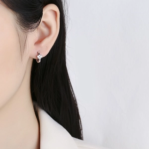 Boucles d'oreilles créoles en argent 925 avec zircons en forme de cœur sur mannequin