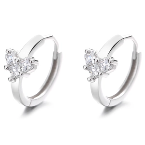 Créoles en argent 925 avec zircons en forme de cœur sur un fond blanc épuré