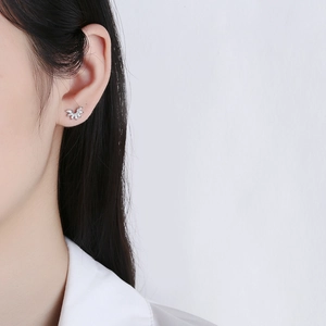 Élégante puce d'oreille en argent S925 avec zircons marquise au design d'aile en éventail
