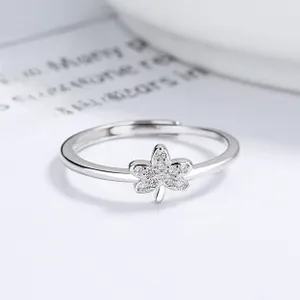 Détail de la bague réglable en argent 925 avec motif de feuille d'érable et zircons sertis