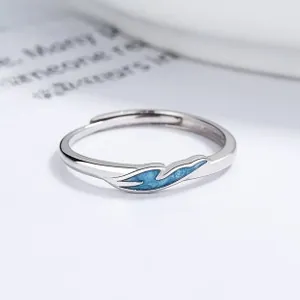 Détail de bague en argent 925 avec émail bleu ondulé et perle de style minimaliste