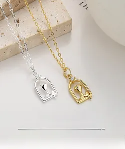 Vista macro del ciondolo a rosa in argento sterling S925 con finitura oro e argento