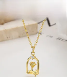 Dettaglio ciondolo rosa in argento 925 con marchio S925 e piccolo zircone lucido