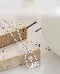 Dettaglio della collana con pendente a rosa in argento S925 su pietra grezza