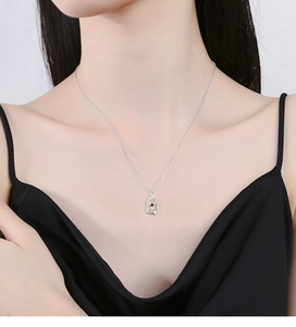 Dettaglio della collana con rosa in argento 925 indossata con pendente a forma di cupola