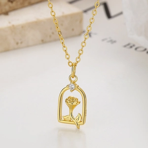 Collana in argento 925 dorato con ciondolo a rosa e zircone con finitura elegante