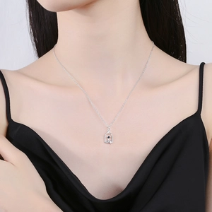 Collana in argento sterling 925 con ciondolo a rosa indossata da una modella