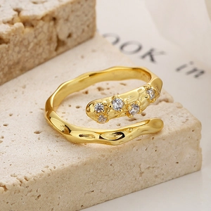 Irregular 925 silver wrap ring with sparkling crystals on elegant stone pedestal