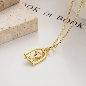 Elegante collana in argento 925 con rosa dorata in un ciondolo a campana di vetro