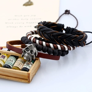 Set bracciali uomo in pelle retrò multistrato con cinturini intrecciati e teschio
