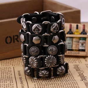 Bracelet multicouche en cuir noir style punk avec breloques en argent sur fond en bois