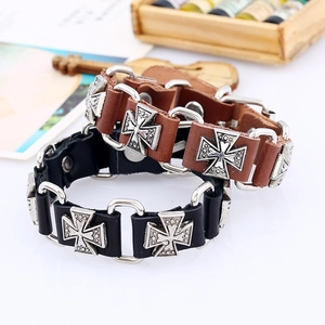 Détails de bracelets punk en cuir avec breloques croix de Malte et boucles métalliques