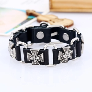 Bracelet punk en cuir noir avec breloques croix argentées vue en gros plan à 45 degrés