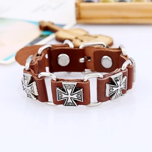 Bracelet punk en cuir marron avec breloques en métal argenté et fermoir à bouton-pression