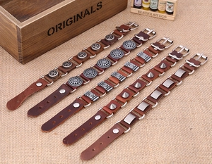 Détail de divers bracelets rétro en cuir avec boucles en métal vintage et breloques