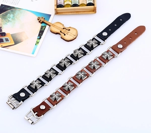 Détails de bracelets punk en cuir avec croix de Malte en métal noir et marron