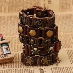 Bracelets punk en cuir vintage avec breloques crâne, croix et étoile sur papier ancien